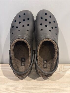 Men’s CROCS Classic Lined Clogs in Charcoal and Brown